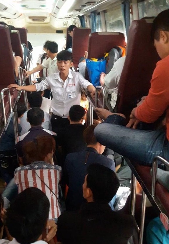 Nhà xe ngang nhiên nhồi nhét khách tại Bến xe khách Mỹ Đình